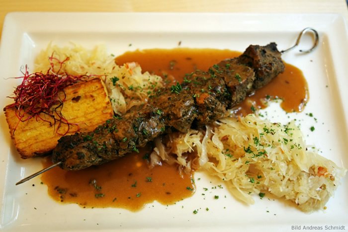 Gespießter Mutzbraten mit Sauerkraut